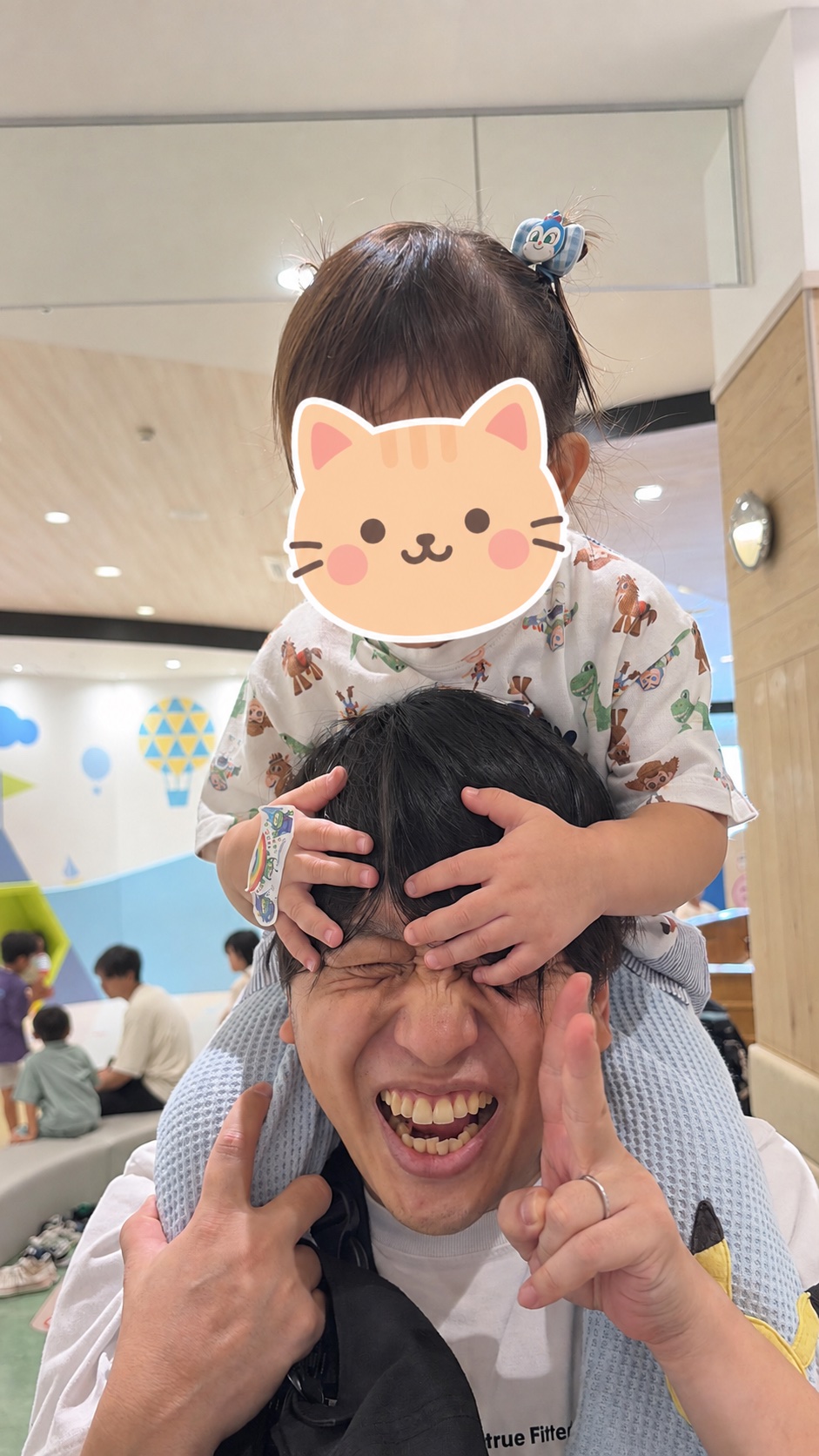 子どもを肩車して笑うモテなび運営者のひろき